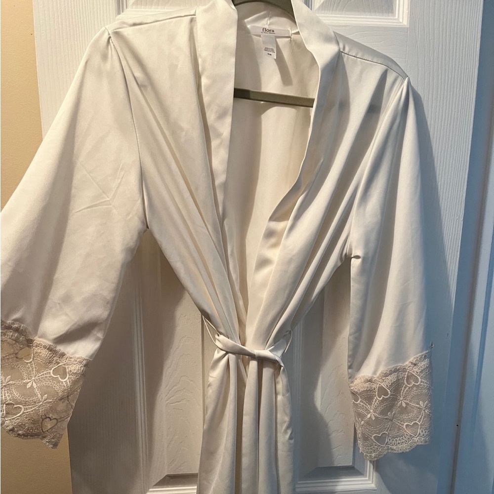 Ivory bridal robe! New without tags. Size s/m